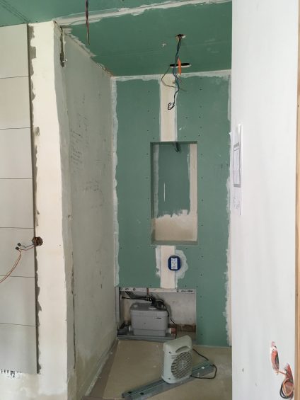 La création de la salle de bain, près de la chambre. La copropriété refusant que l'on se raccord sur une évacuation située dans les parties communes, une pompe de relevage a due être installée. 