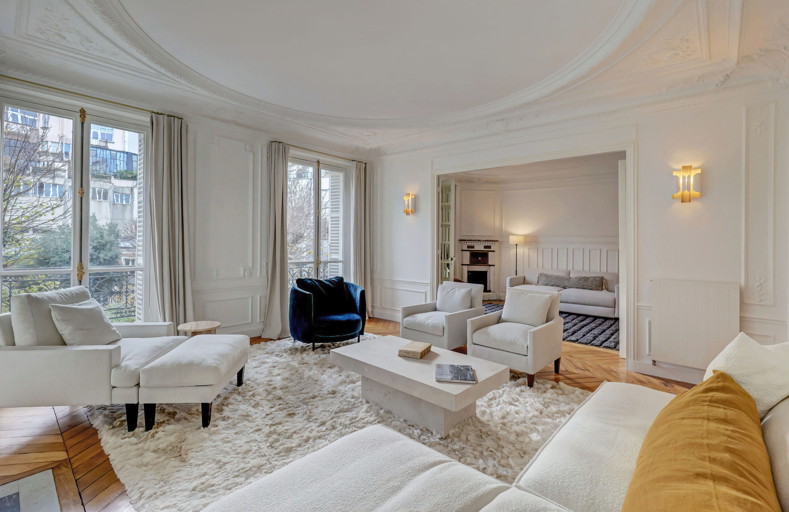 Le grand  salon avec ses magnifiques corniches, moulures et son parquet en point de Hongrie -architecte d'intérieur Flora Auvray