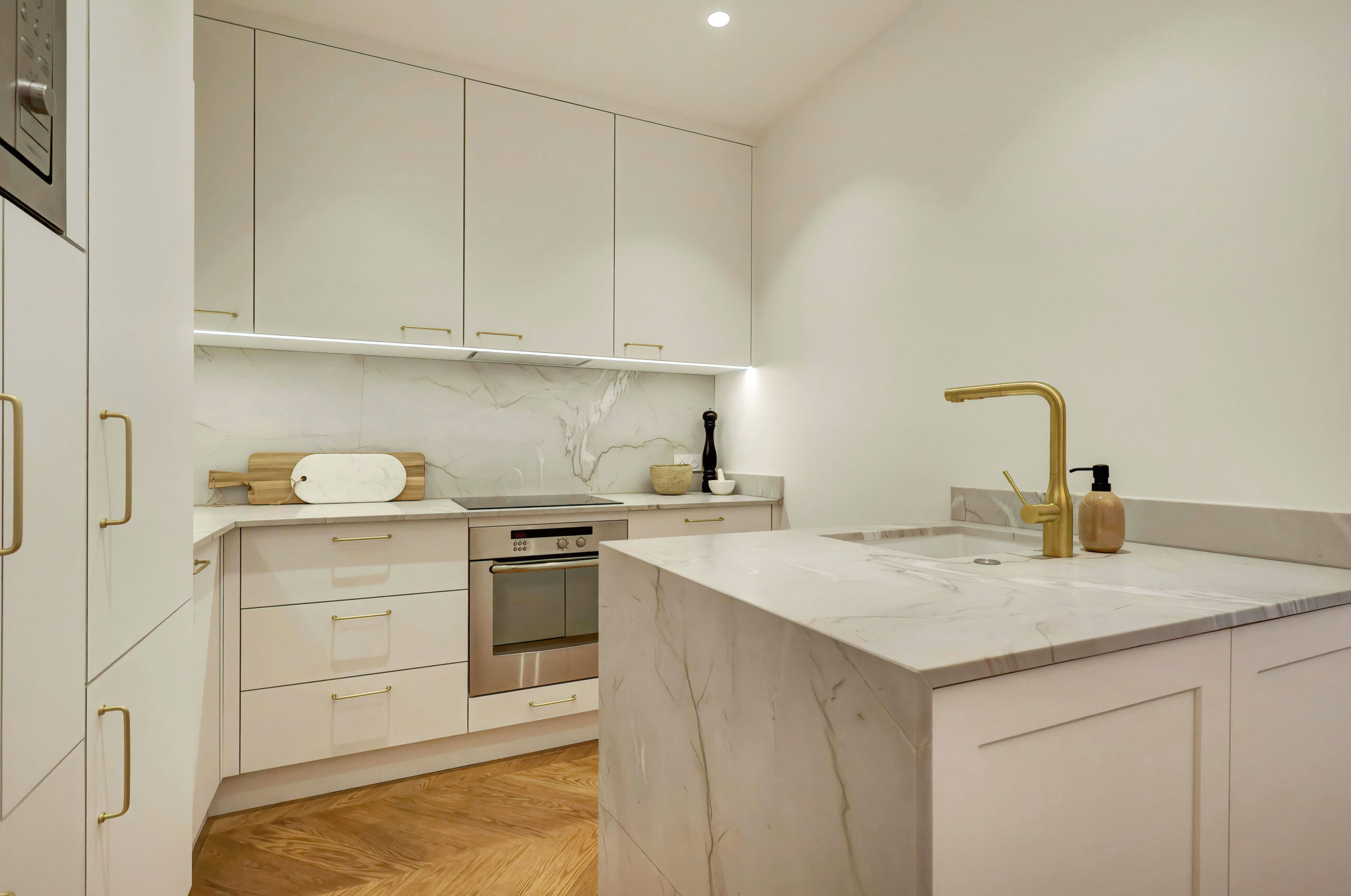 La cuisine avec plans, crédences et jambages en granit Mont-Blanc- architecte d'intérieur Flora Auvray