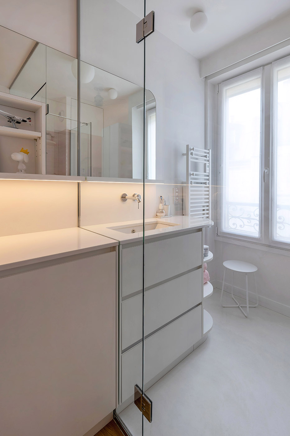25 m2 optimisé - De la chambre vers la salle de bain - Flora Auvray Architecte d'intérieur