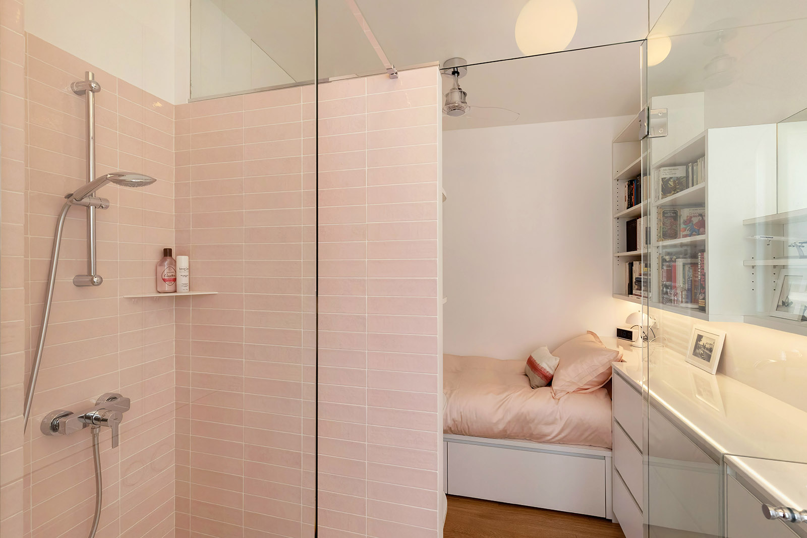 25 m2 optimisé - La chambre est séparée de la salle de bain par une cloison vitrée - Flora Auvray Architecte d'intérieur
