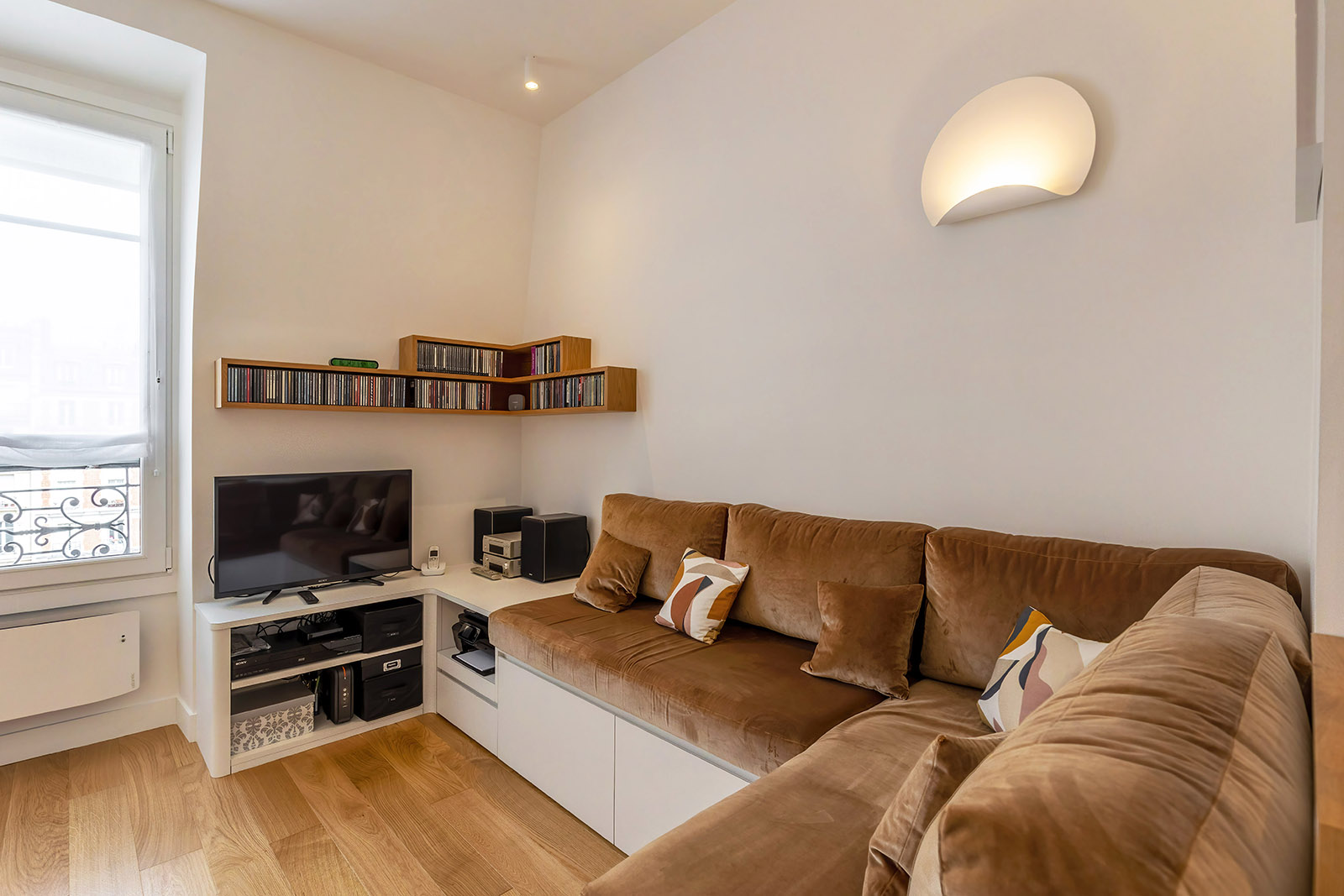25 m2 tout confort - l'espace salon avec banquette et rangements sur-mesure - Flora Auvray Architecte d'intérieur