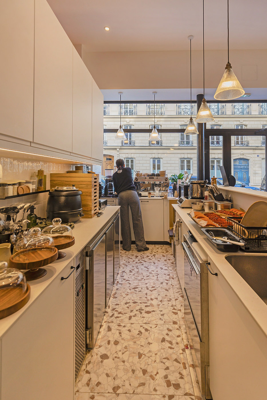 La cuisine ouverte du  Coffee shop Nichée - Flora Auvray Architecte d'intérieur